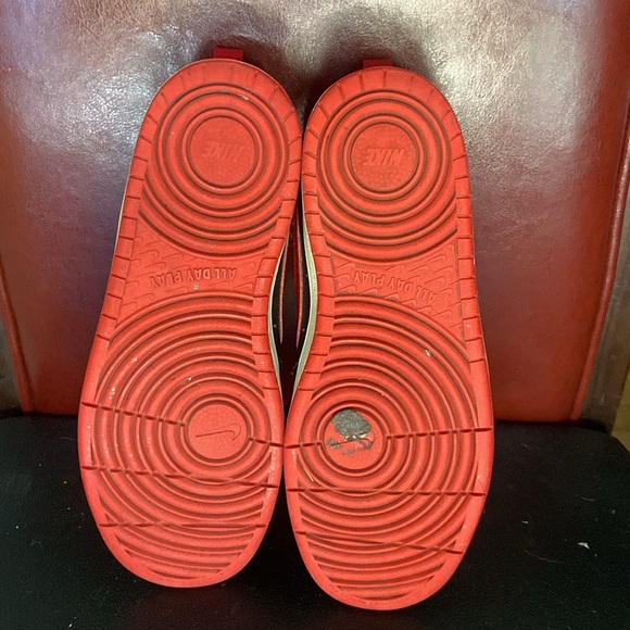 Nike Court Borough - Low top. Classic style with awesome black and red trim! - Picture 6 of 6